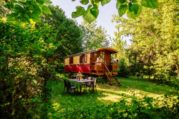 roulotte tzigane et cabane dans les arbres Domaine EcÔtelia hébergement insolite