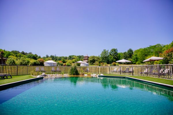 vue sur la piscine au Domaine EcÔtelia hébergement insolite