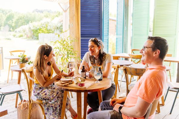 hébergement insolite en famille restauration originale formule grill et espace bar lounge