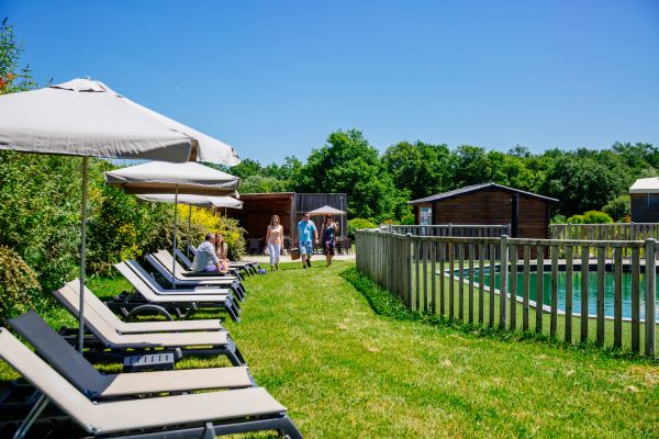 hébergement insolite en famille vacances en famille camping piscine naturelle