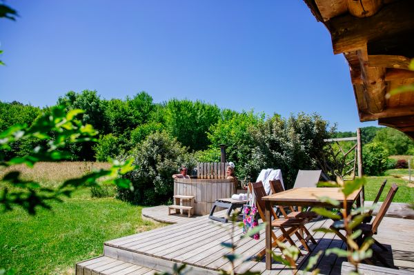 hébergement insolite cabane avec spa privatif pour séjour en amoureux