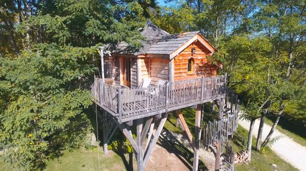 hébergements insolites, cabanes dans les arbres Domaine EcÔtelia