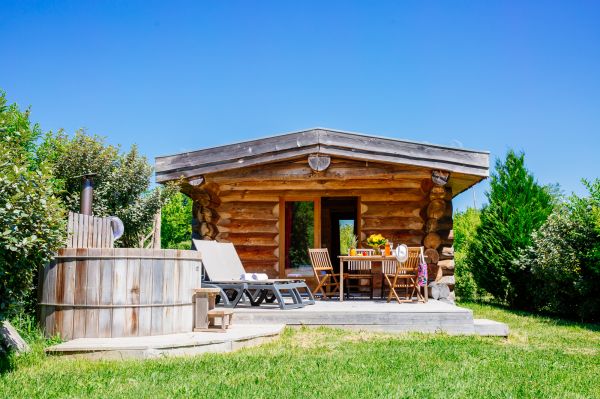 Cabane de trappeur avec spa privatif hébergement insolite pour vacances d'automne