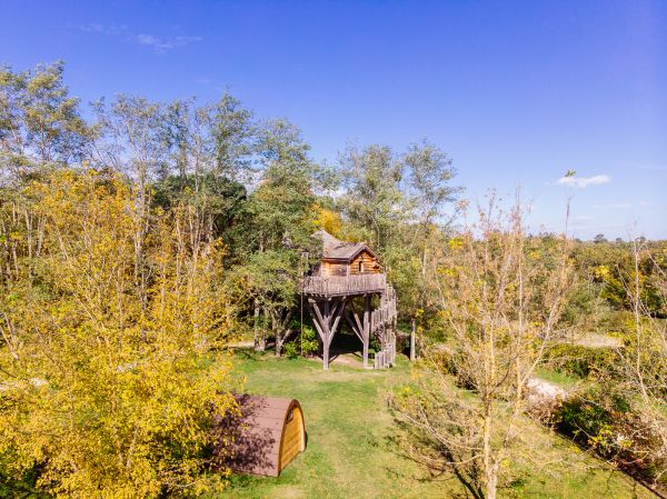 cabane insolite et cabanes dans les arbres aux couleurs de l'automne