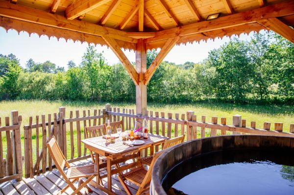 Cabane avec spa privatif temple perché